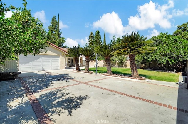 view of front of house with a front lawn