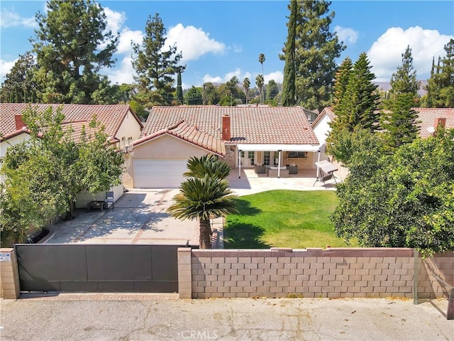 view of front of house featuring a front yard and a garage