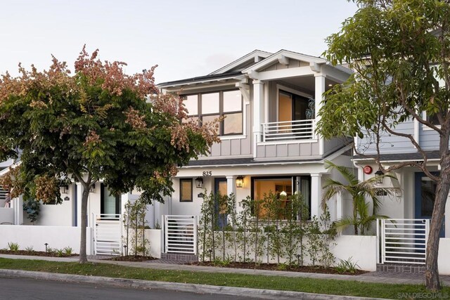 view of front of property featuring a balcony