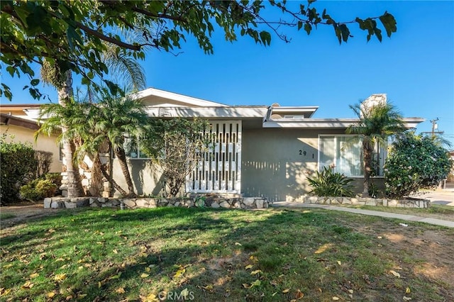 view of front of house featuring a front lawn