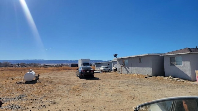 view of yard featuring a mountain view