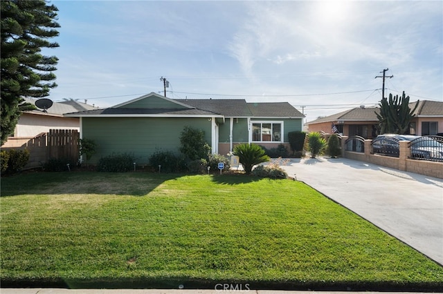 ranch-style home featuring a front lawn