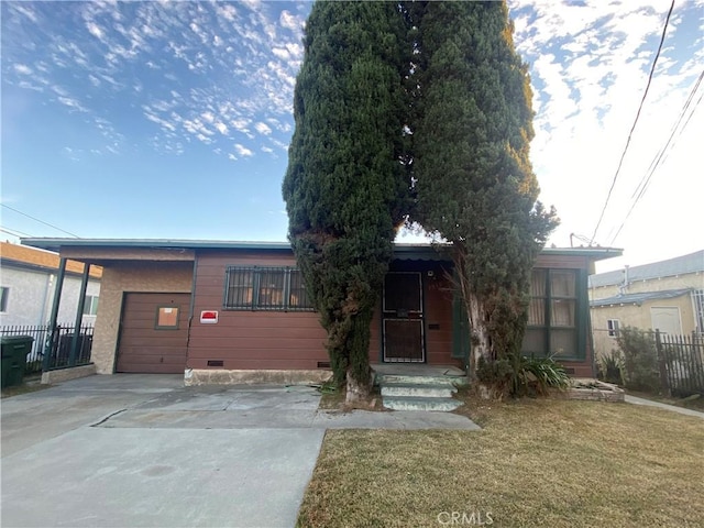 view of front of home featuring a front lawn