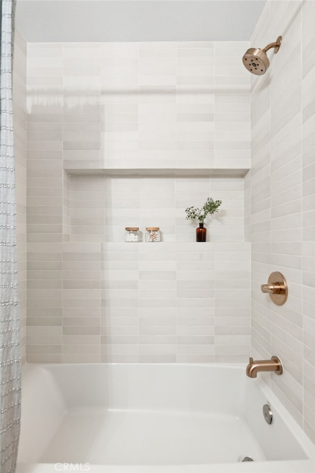 bathroom featuring shower / bath combo