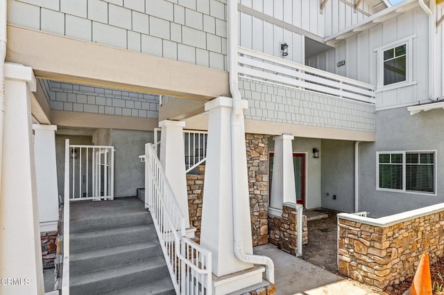 entrance to property featuring a balcony