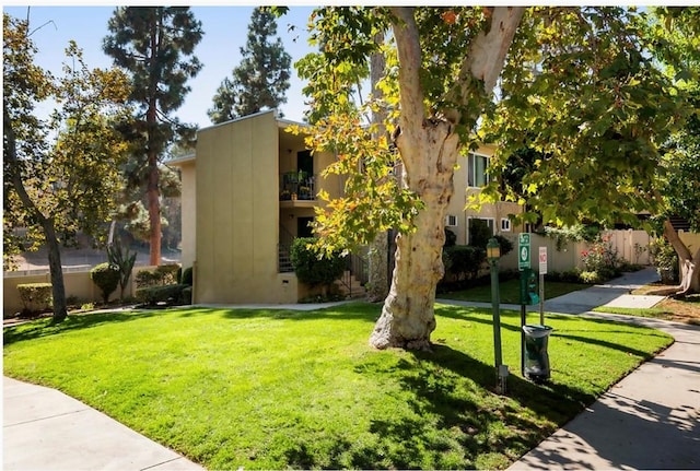 view of front of property featuring a front lawn