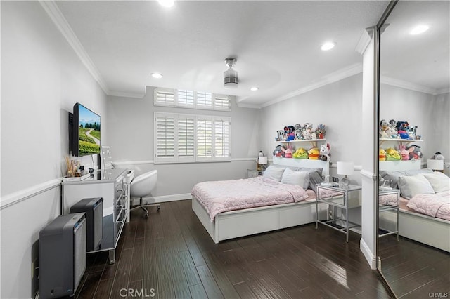 bedroom featuring ceiling fan, dark hardwood / wood-style flooring, and crown molding