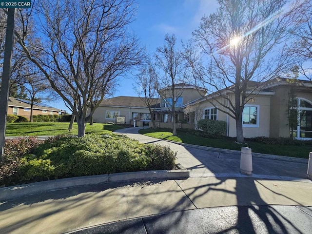 single story home featuring a front lawn