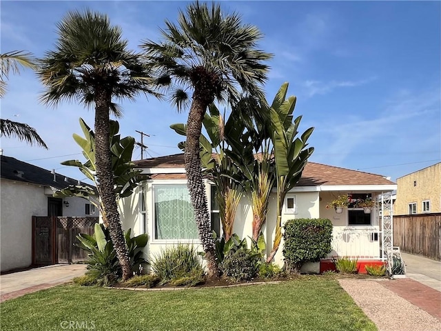 view of front facade featuring a front yard