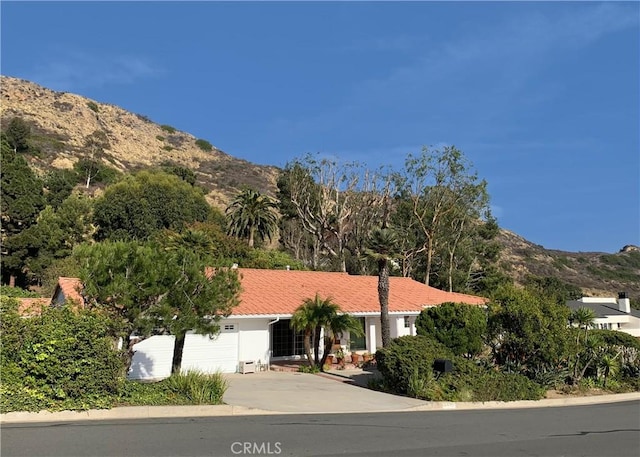 view of front facade featuring a garage and a mountain view