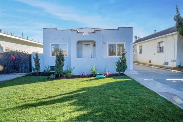 view of front of home featuring a front yard