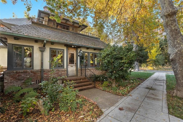 view of front of home with a balcony