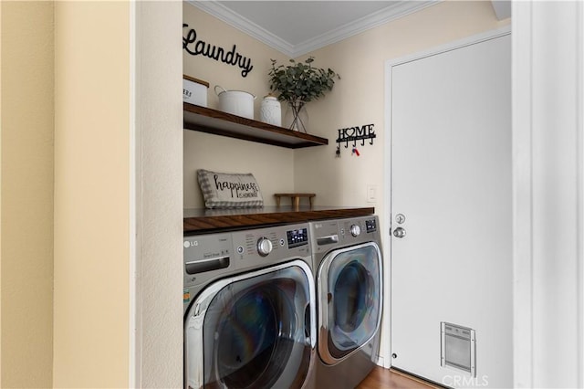 washroom featuring hardwood / wood-style flooring, crown molding, and independent washer and dryer