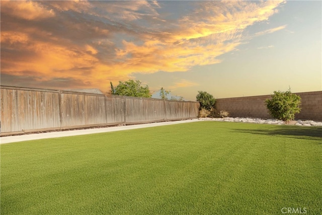 view of yard at dusk