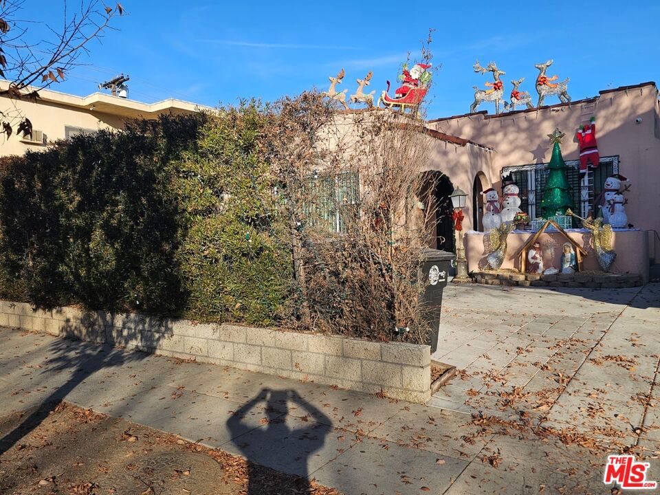 view of front of home featuring a patio area