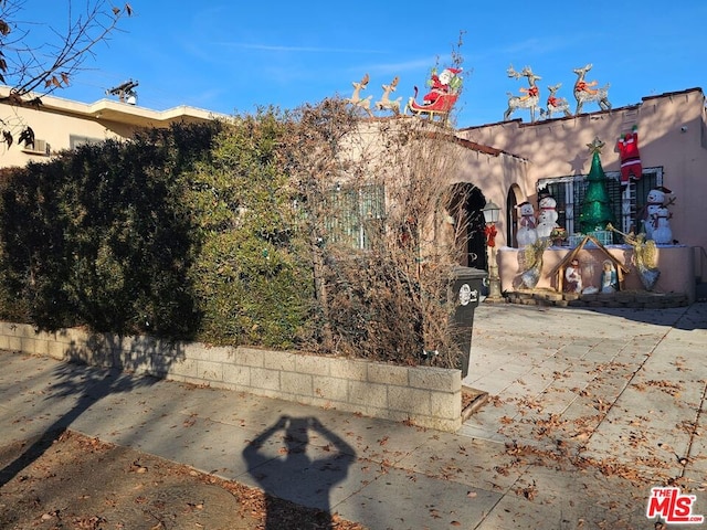 view of front of home featuring a patio area