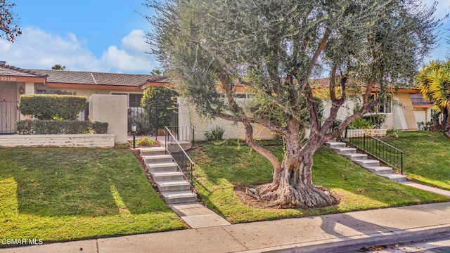 view of front facade with a front lawn