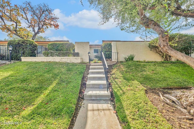 view of front of property featuring a front lawn