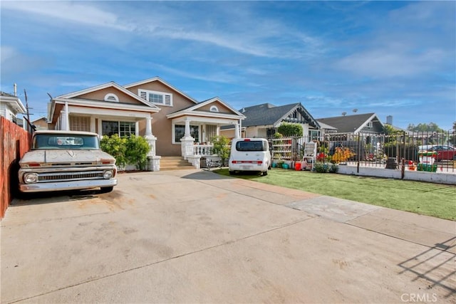 view of front of property featuring a front lawn