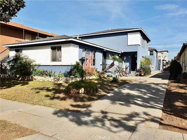 view of front of property featuring a front lawn