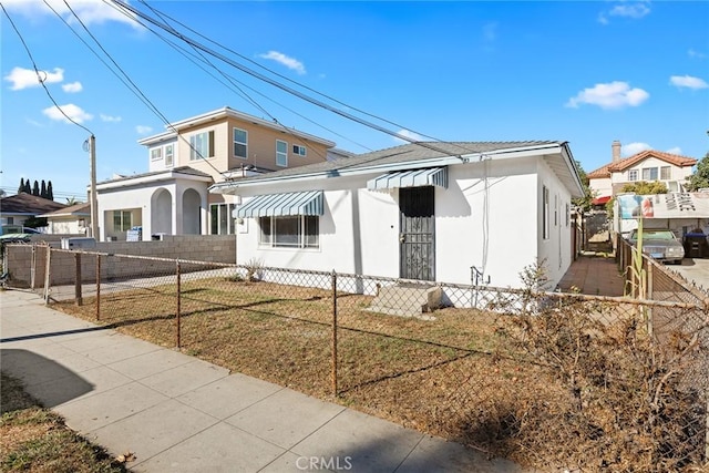 view of front of house with a front lawn