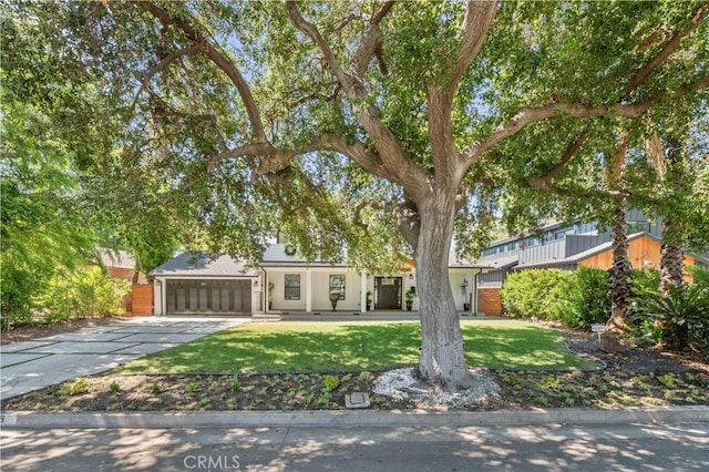 view of front of property featuring a front yard