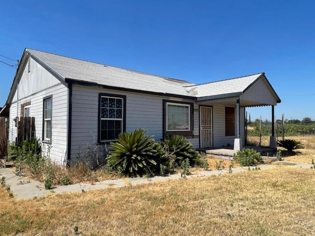 single story home featuring a porch and a front yard