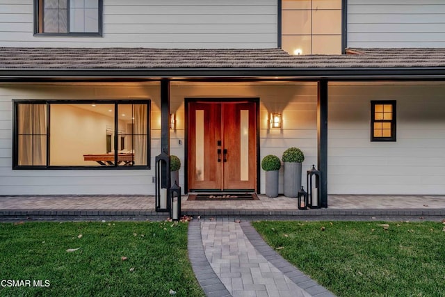 entrance to property featuring a porch