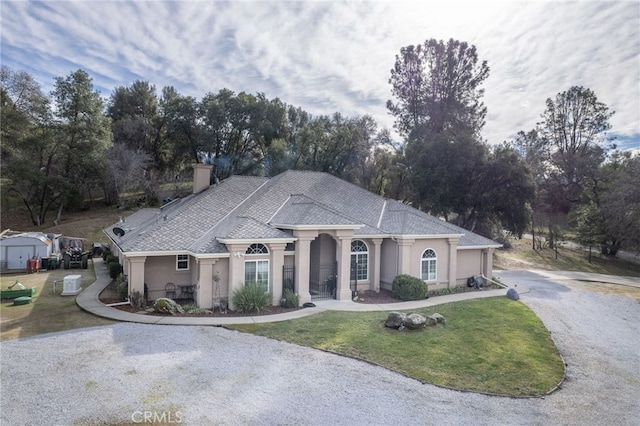 view of front of home featuring a front yard