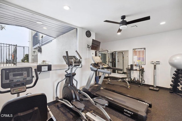 workout area featuring recessed lighting, visible vents, baseboards, and ceiling fan