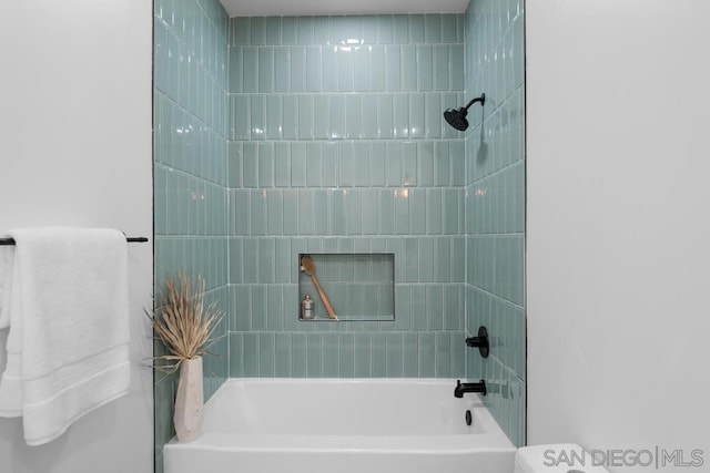 bathroom with bathtub / shower combination