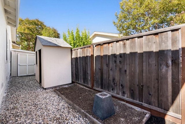 view of yard featuring a shed