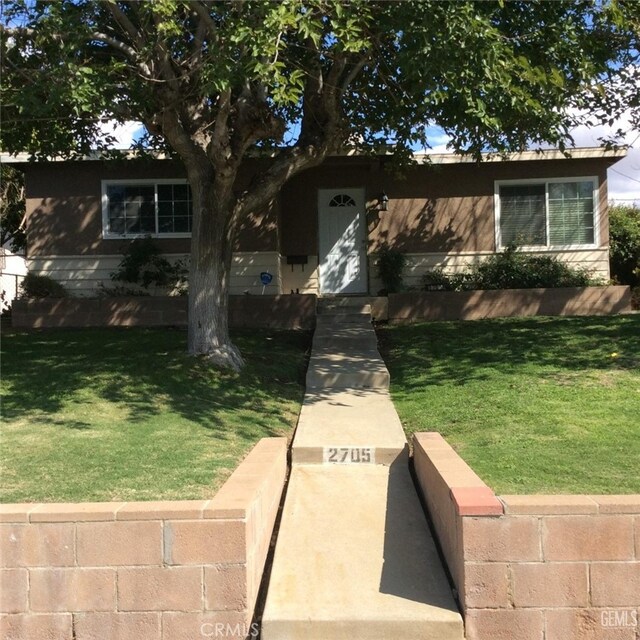 view of front of property featuring a front lawn