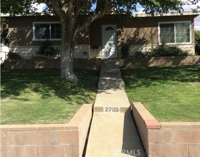 view of front of house with a front yard