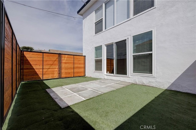 view of yard featuring a patio