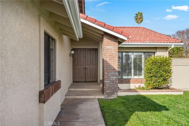 property entrance featuring a yard