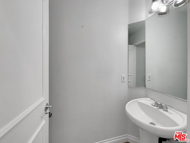 bathroom featuring sink