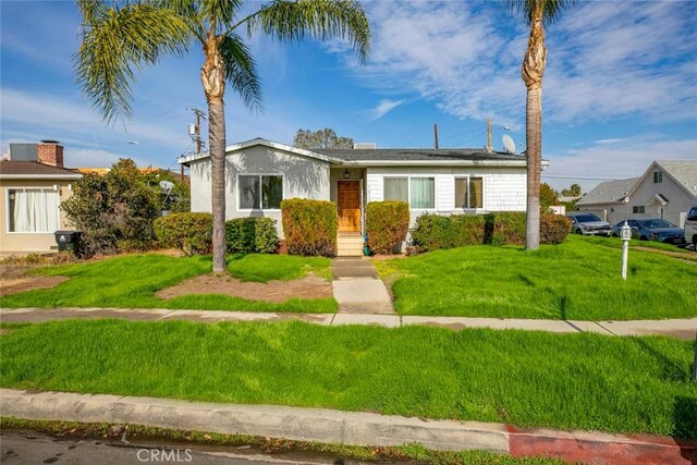 view of front of property featuring a front yard