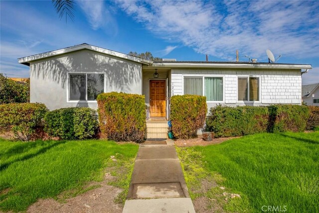 view of front of property featuring a front yard