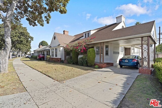 view of front of home featuring a front yard and a carport