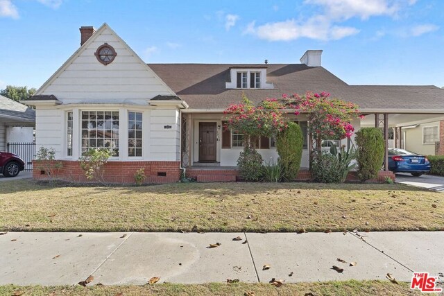 view of front of home featuring a front yard