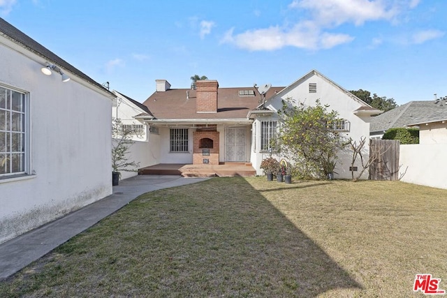 view of front of property featuring a front lawn