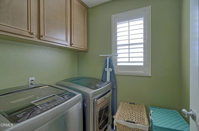 laundry room with cabinets and independent washer and dryer