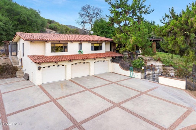 view of front facade featuring a garage