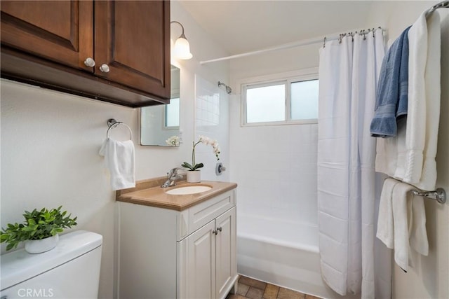 full bathroom featuring shower / bath combo with shower curtain, toilet, and vanity