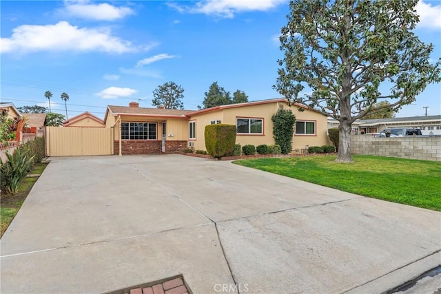 single story home with a front lawn