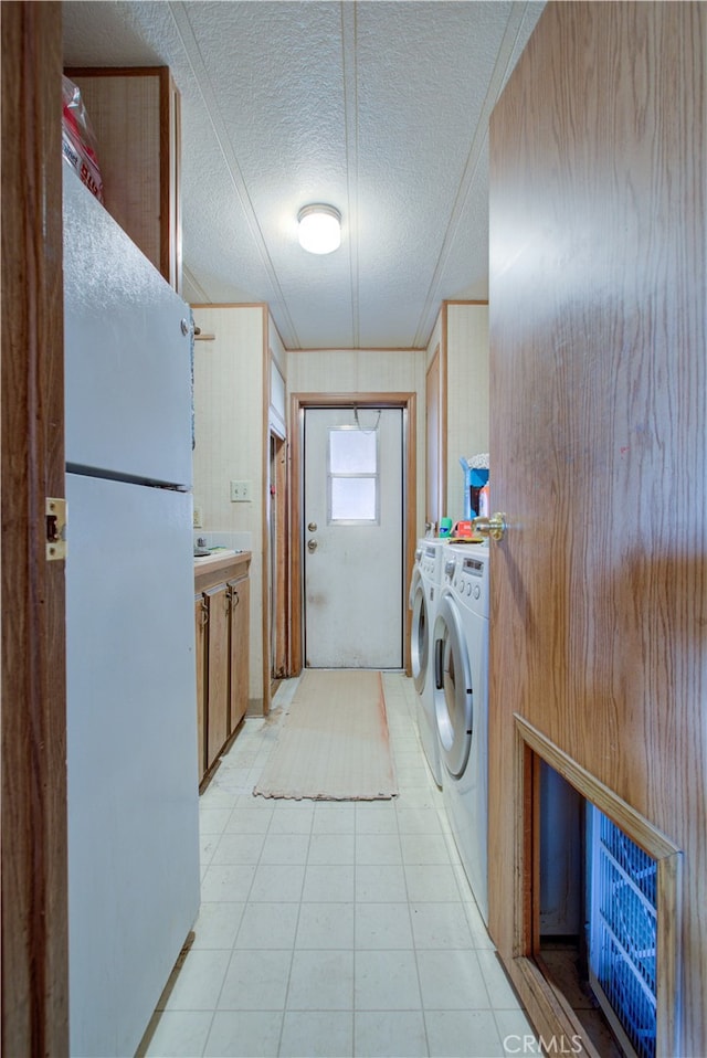 laundry room with a textured ceiling, crown molding, and independent washer and dryer