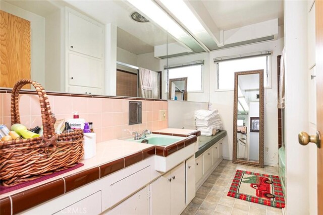 bathroom featuring decorative backsplash and vanity