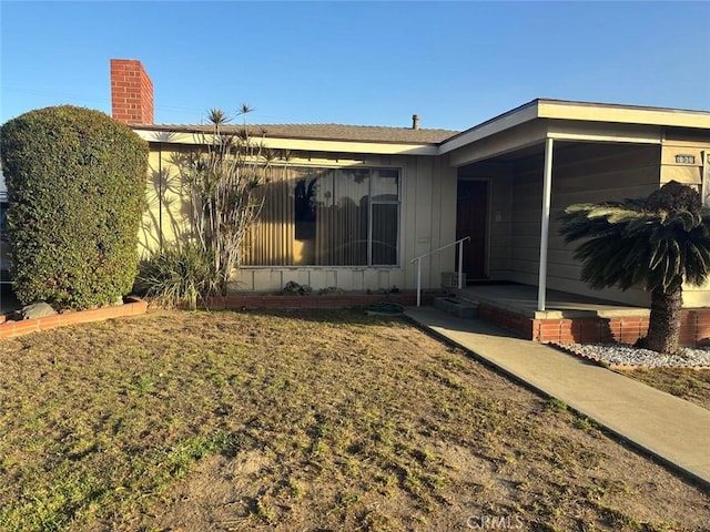 view of front of property featuring a front yard