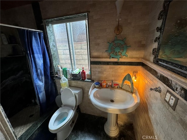 bathroom with toilet, a shower with shower curtain, and sink